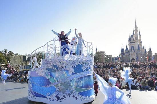 Anna And Elsas Frozen Fantasy Takes Over Tokyo Disneyland