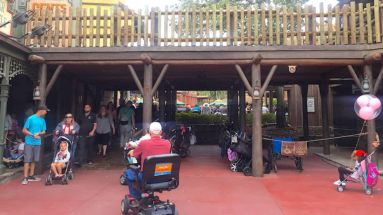 Country Bear Jamboree queue