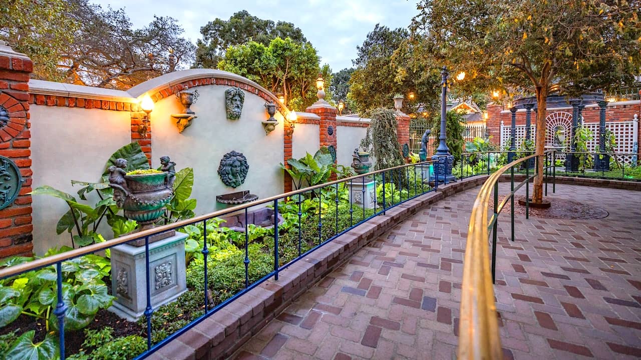 Disneyland Haunted Mansion queue