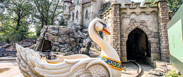The 'Six Swans' are swimming at Efteling